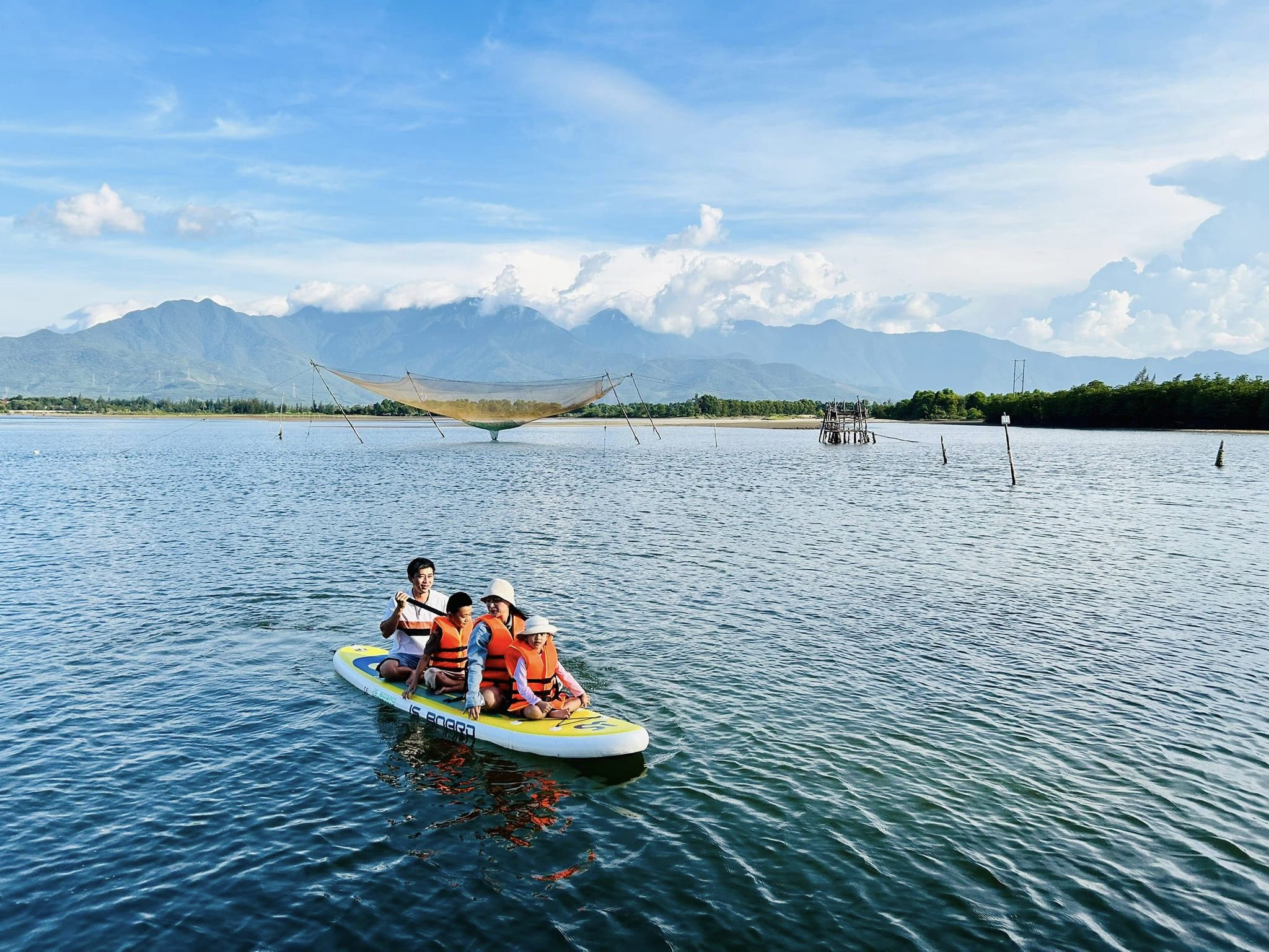 Chèo SUP xem ngư dân đánh cá tại biển Cảnh Dương